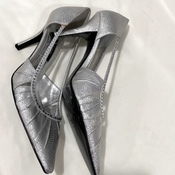 Nina Women’s Closed Toe Silver Shoe. 8M - Picture 3 of 6